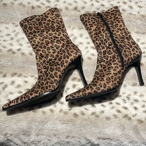 US 11W Leopard Booties